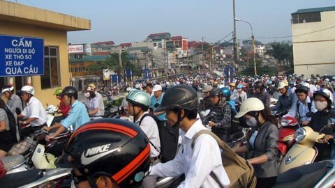 Dân công sở 'méo mặt' vì tắc đường