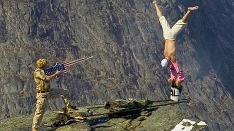 Nín thở 'ngắm' người vắt vẻo giữa không trung