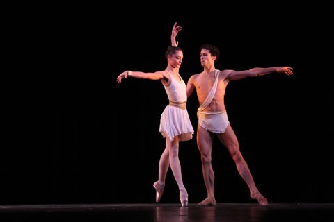 Xem kỹ thuật điêu luyện của ngôi sao ballet Pháp