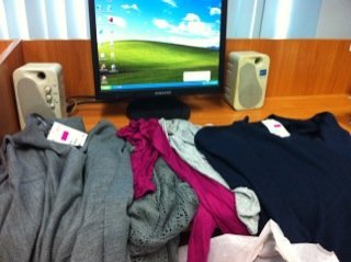 Dân công sở buôn từ nhà đất đến nội y