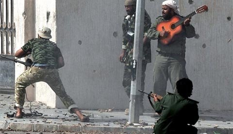 Chơi ghita giữa bốn bề lửa đạn ở Libya