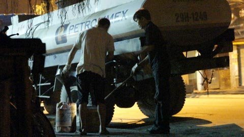 Có hay không việc xăng dầu bị rút bớt từ xe bồn?