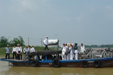 Học sinh phố cổ theo đò đi học