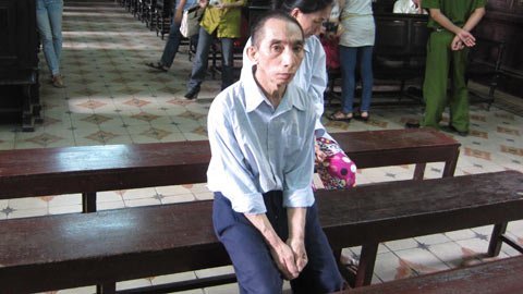 Tuổi cao sức yếu, 'yêu râu xanh' xin giảm tội