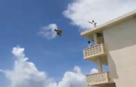 Thót tim xem cú nhảy xuống biển từ nóc khách sạn