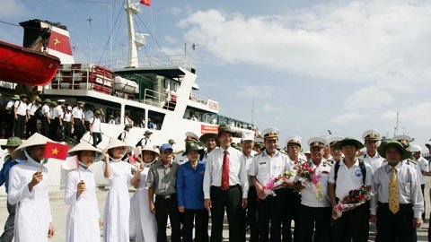 Tàu HQ-996 nhắn tin góp đá xây Trường Sa