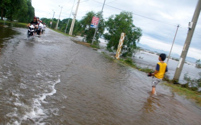 Nữ sinh bị lũ cuốn trôi