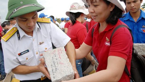 Góp đá xây Trường Sa và những kỷ lục của lòng yêu nước