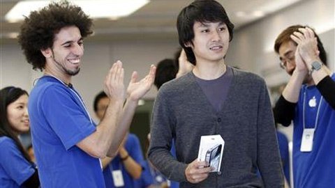 iPhone 4S lên kệ, khách hàng tưởng nhớ Jobs