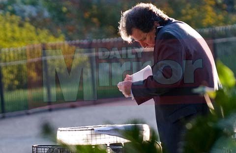 Bộ trưởng Anh vứt tài liệu mật vào thùng rác