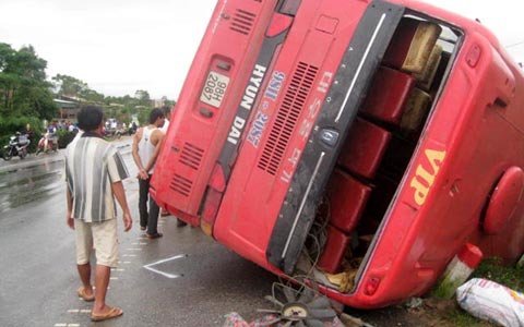 Xe khách nổ lốp rồi lật nhào, một người chết
