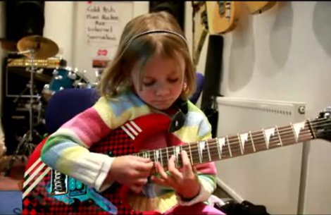 Thán phục màn guitar Rock của bé 6 tuổi