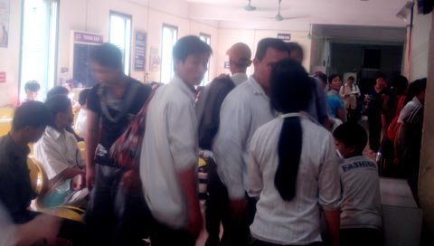 Phong bì bệnh viện: Đưa không khéo bị 'ăn mắng'