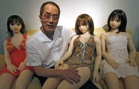 Những người đàn ông thích chơi búp bê