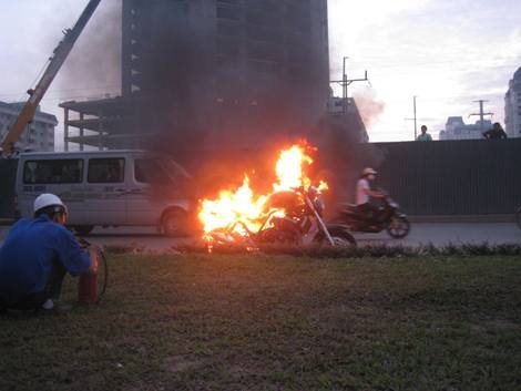 Hà Nội: 2 xe máy cháy dữ dội trên phố