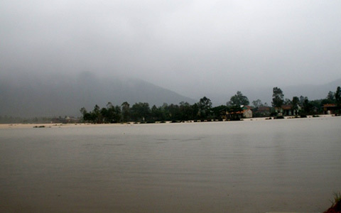 Lũ miền Trung: 5 người chết, 10 ngàn nhà ngập