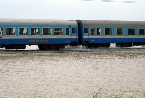 Lũ cuốn trôi đường ray, hàng ngàn khách ách tắc