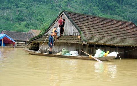 Nước ngập 3-4m, lên nóc nhà trốn lũ