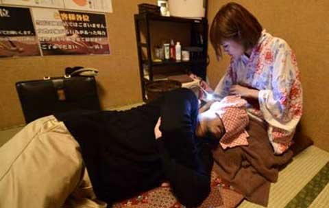 Người Nhật đến hiệu ngoáy tai để về tuổi thơ