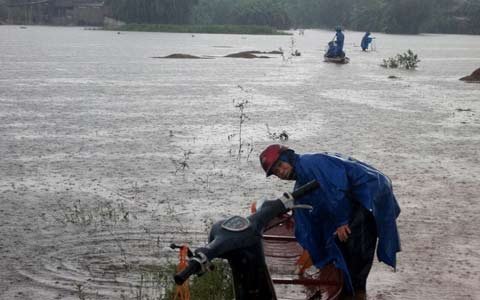 Nóng trong ngày: Lũ hoành hành miền Trung