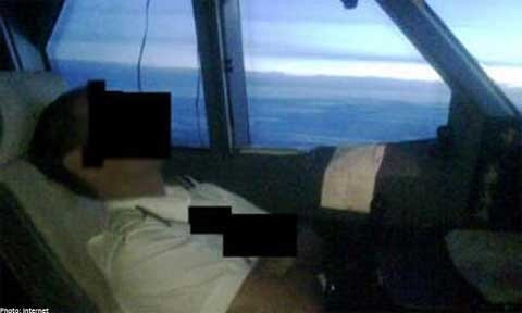 Giật mình phi công ngủ trong lúc lái máy bay