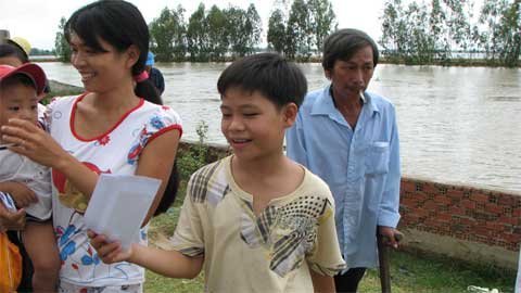 Chùm ảnh: Nụ cười vùng lũ