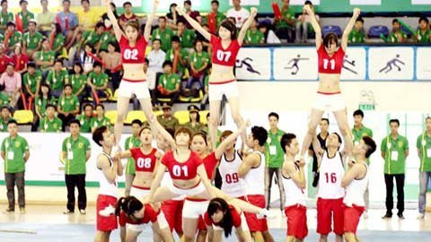 Nóng bỏng màn múa cổ động của nữ sinh Việt