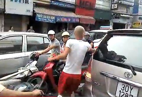 Phân làn giao thông bằng... điếu cày gây sốt