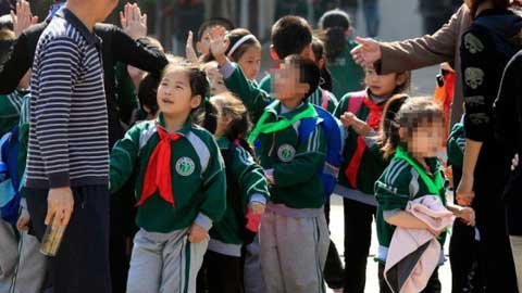 Học kém đeo khăn xanh, học giỏi đeo khăn đỏ