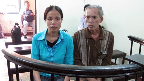 Vợ chồng ‘cấu sườn’ nhau trước vành móng ngựa