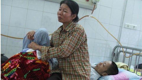 Mẹ gánh gạch xin cứu con bị hoại tử nửa người
