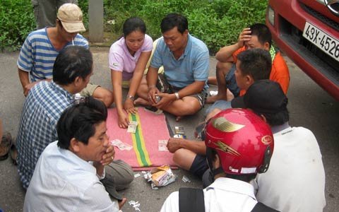 Đánh bạc trên QL1A chờ... lũ rút