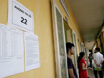 Tuyển tại chức là 'nuôi báo cô viên chức'?