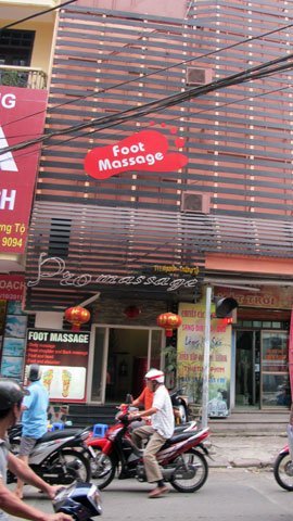 Phát hoảng vì nhân viên quán massage rơi xuống từ tầng 4