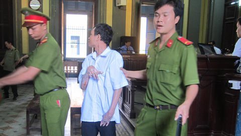 Kẻ dùng 40 lít xăng thiêu vợ thoát án tử