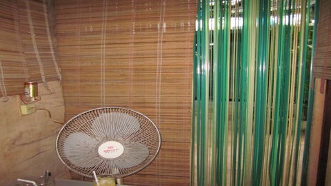 Cà phê “chuồng”: Thiên đường tình yêu siêu rẻ