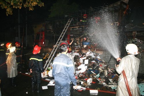 Gần 1 tỉ đồng hàng hóa bốc cháy trong đêm