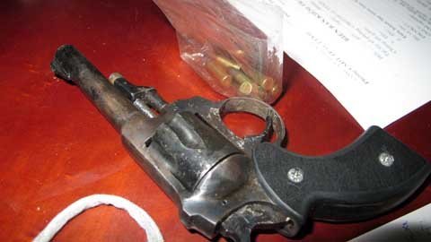 Bắt 3 thanh niên mang súng đi dạo phố