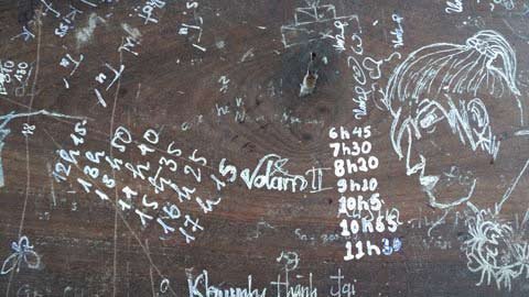 Học sinh, sinh viên viết gì trên bàn học?