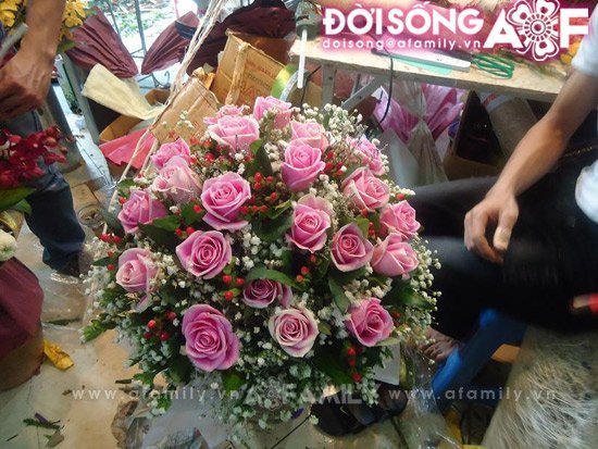 Đại gia hào phóng chi tiền triệu mua hoa 20/10