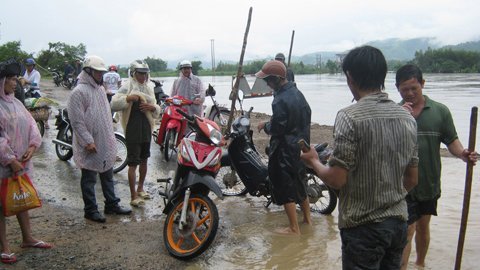 Mưa xối xả, giao thông tê liệt, 1 người chết