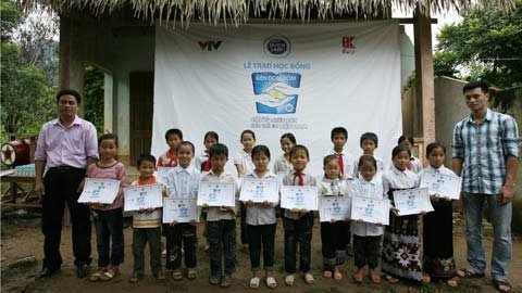 Hơn 5 triệu đồng qua tin nhắn dành cho Đèn Đom Đóm