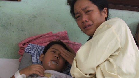 Đắng lòng con thơ hỏi: Mẹ ơi, bao giờ con chết?