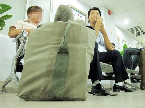 Căng thẳng chở 7 tỉ tiền mặt đi mua vàng