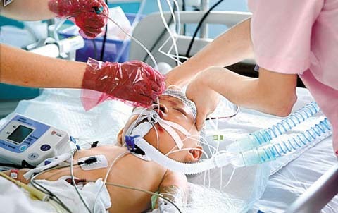 Bé 2 tuổi bị xe đâm đã qua đời