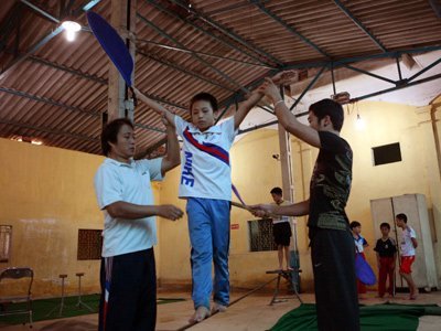 Những người  thầy kiêm bảo mẫu học sinh