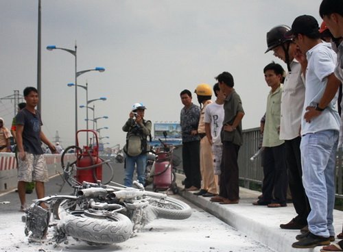 Cháy rụi xe môtô giữa cầu