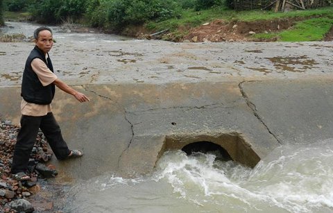 Cháu bé bị rơi xuống cống chết đuối
