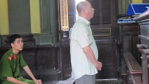 Chú ruột trở thành “yêu râu xanh”