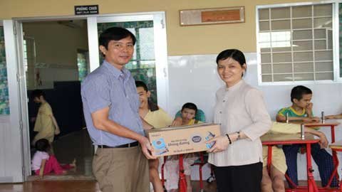 Trao 100 thùng sữa đến các em nhỏ tàn tật